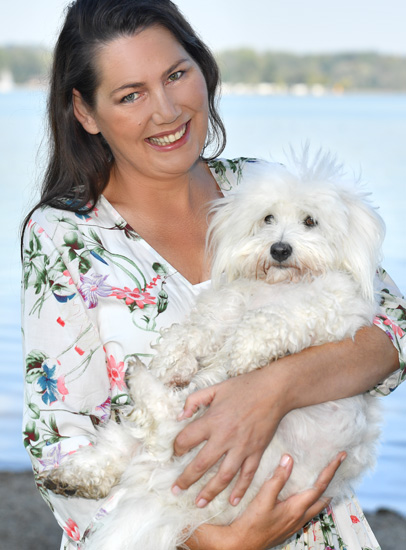 Bild von Stefanie mit Hund die herausragende Parapsychogin und Lebensberaterin mit den außergewöhnlichen Fähigkeiten für das Übersinnliche.