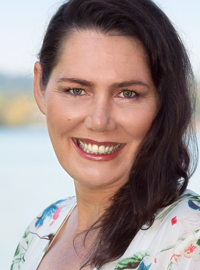 Stefanie mit Hund, seriös, vertrauenswürdig, ehrlich. Bild von Stefanie mit Hund die herausragende Parapsychogin und Lebensberaterin mit den außergewöhnlichen Fähigkeiten für das Übersinnliche.