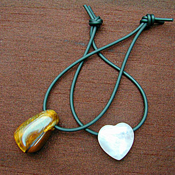 Heilschmuck Beispiel 05, Edelsteine, Heilsteine, Silber, Schmuck, Design, Unikat, Einzelstück, Schmuckkette, Kette, Anhänger, Armreif, Strang, Halsband, Käfig, Schmuckdraht, Kautschukband, Karabiner, Magnetverschluss, Die Auserwählte, Stefanie mit dem Blick ins Verborgene, die wahre Expertin auf dem Gebiet des Übersinnlichen, Stefanie aus Kolbermoor, , Astro Soforthilfe, aZAZZ 