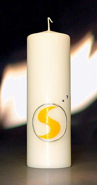 Stefanies persönlich aufgeladene Lichtkreis Kerze verstärkt die Kraft im Lichtkreis und symbolisiert auf besonders schöne Weise Stefanies übersinnliche Kräfte